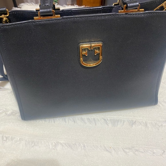 Furla in gold hardware 2 way with strap is removable - Picture 5 of 9